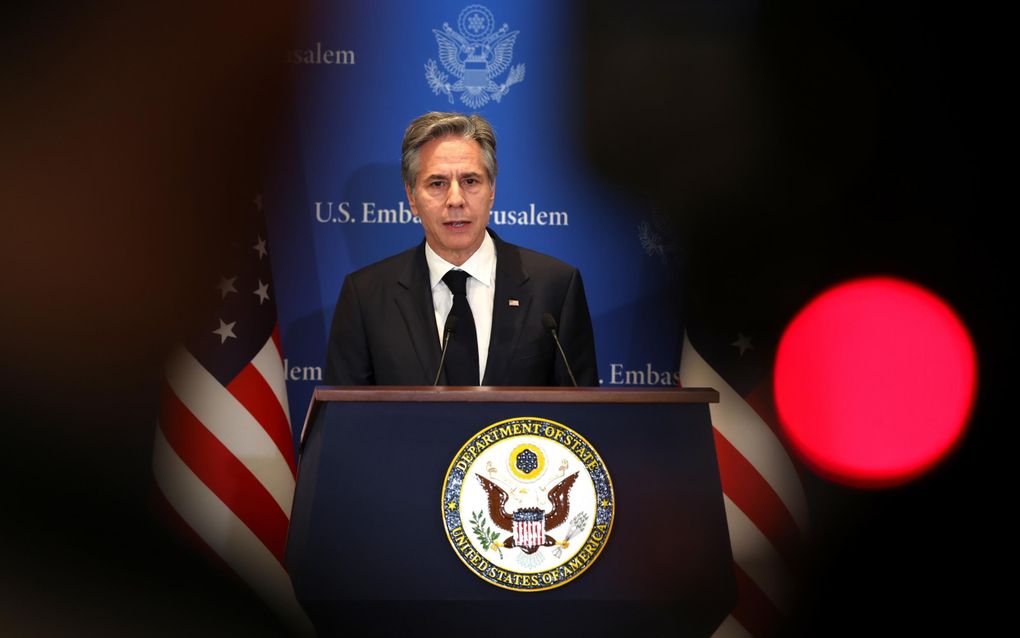 De Amerikaanse minister van Buitenlandse Zaken Antony Blinken dinsdag tijdens een persconferentie in Tel Aviv. beeld EPA, Abir Sultan