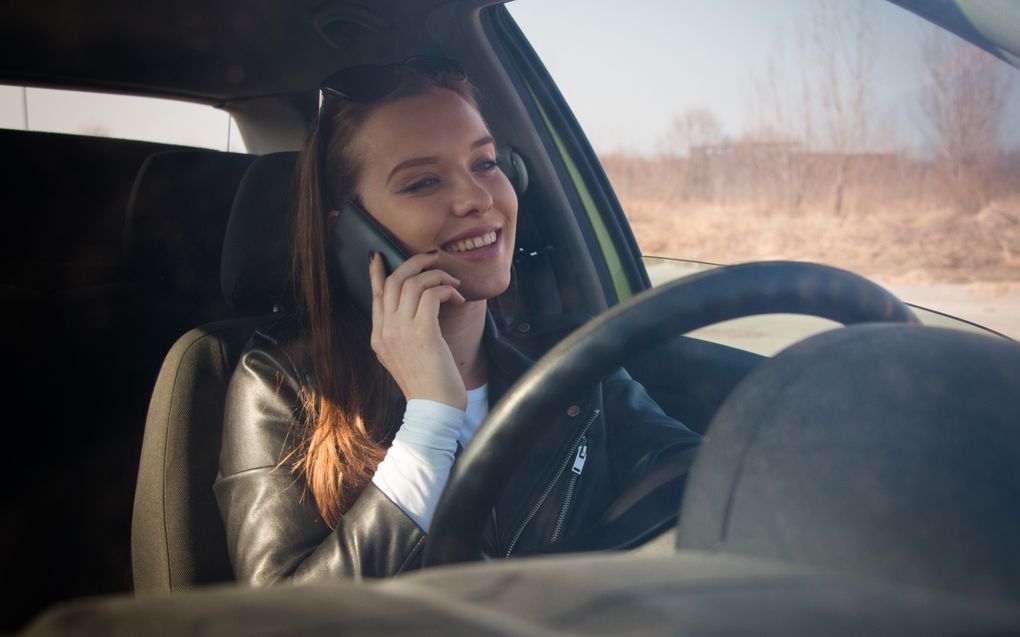 Ter illustratie een telefonerende automobilist. beeld IStock