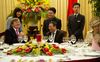 Prins Willem-Alexander en prinses Máxima in 2011 tijdens een lunch met Pham Gia Khiem, vicepremier en minister van Buitenlandse Zaken van Vietnam. Het prinselijk paar bracht een vierdaags bezoek aan het Aziatische land. Deze week ging een eveneens vierdaags bezoek niet door. beeld ANP, Robin Utrecht
