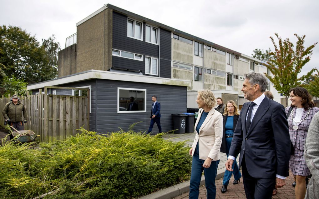 Minister-president Dick Schoof bezoekt De Zandbank in Lelystad om de stand van de woningmarkt met eigen ogen te zien. beeld ANP, Koen van Weel