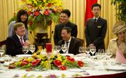 Prins Willem-Alexander en prinses Máxima in 2011 tijdens een lunch met Pham Gia Khiem, vicepremier en minister van Buitenlandse Zaken van Vietnam. Het prinselijk paar bracht een vierdaags bezoek aan het Aziatische land. Deze week ging een eveneens vierdaags bezoek niet door. beeld ANP, Robin Utrecht