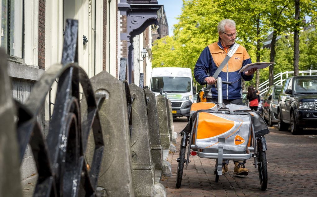 Klanten van PostNL vragen het kabinet om de 24 uursbezorging van post te behouden. beeld ANP, Lex van Lieshout