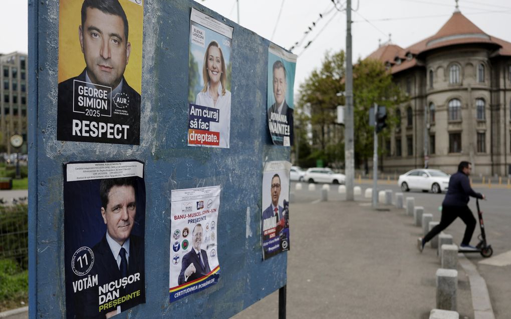 Een billboard met verkiezingsposters in de Roemeense hoofdstad Boekarest. beeld EPA, Robert Ghement
