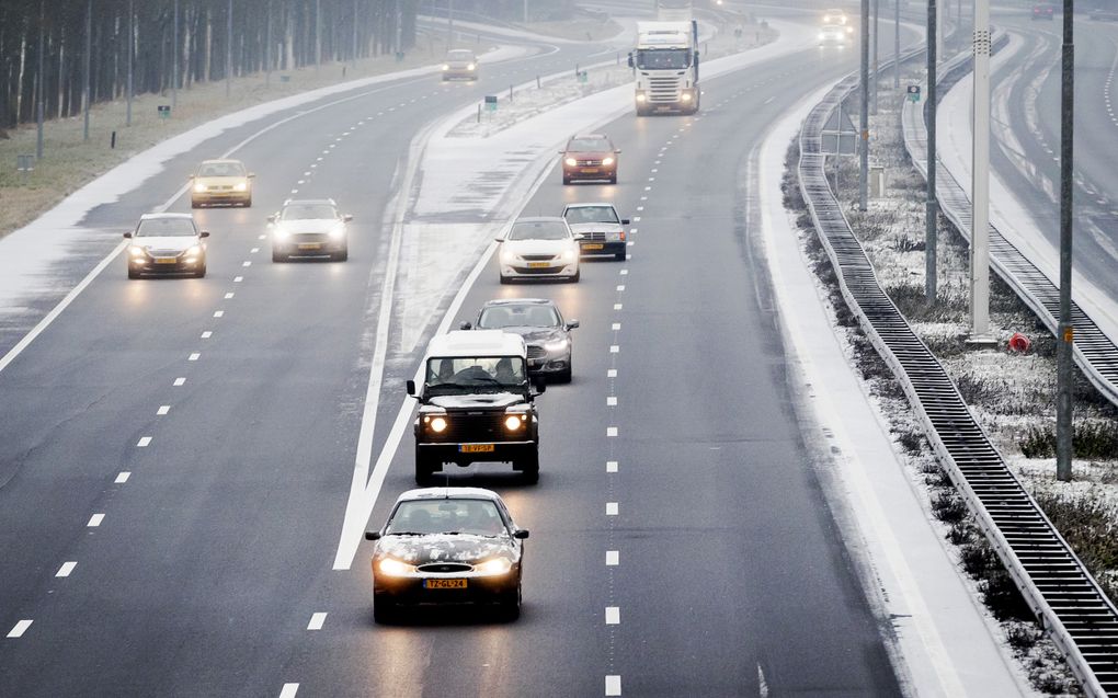 HOUTEN - Auto's passen hun snelheid aan op de A27 bij Houten in verband met de gladheid. Op verschillende wegen zijn ongelukken gebeurd door gladheid, die het gevolg is van sneeuw en ijzel. ANP REMKO DE WAAL