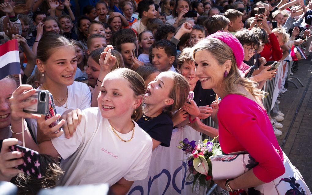 Kinderen van School met de Bijbel Het Kompas maken in Montfoort selfies met Máxima. beeld ANP, Jeroen Jumelet