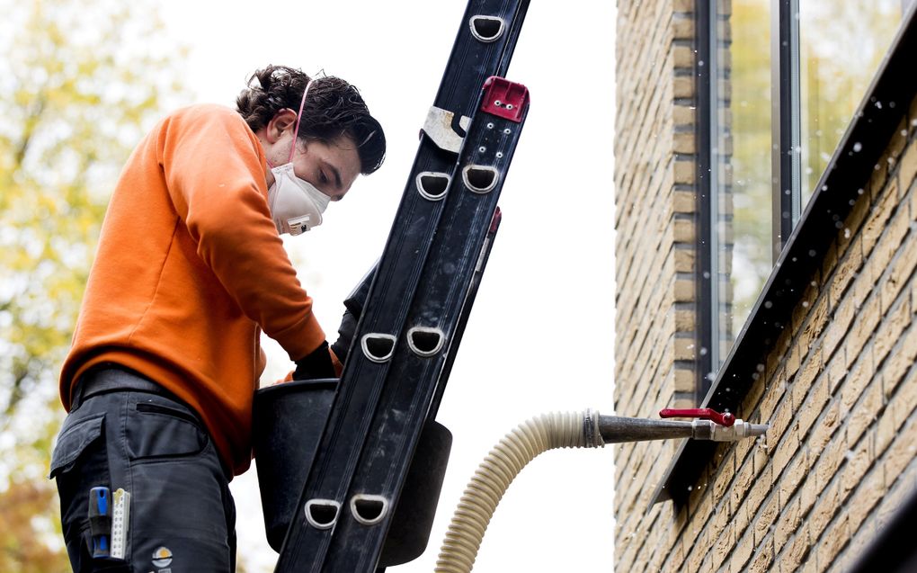 Isolatie van de spouwmuur van een woning in Rijswijk. beeld ANP, Koen van Weel