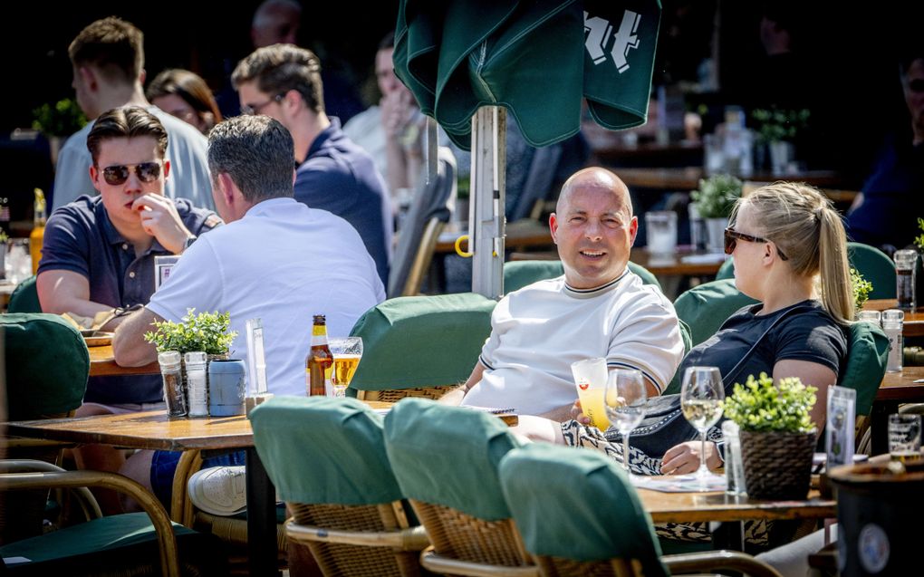  De groeivooruitzichten van de Nederlandse economie zijn verbeterd en dat heeft zijn weerslag op de terrasjes die vollopen. beeld ANP, Robin Utrecht 