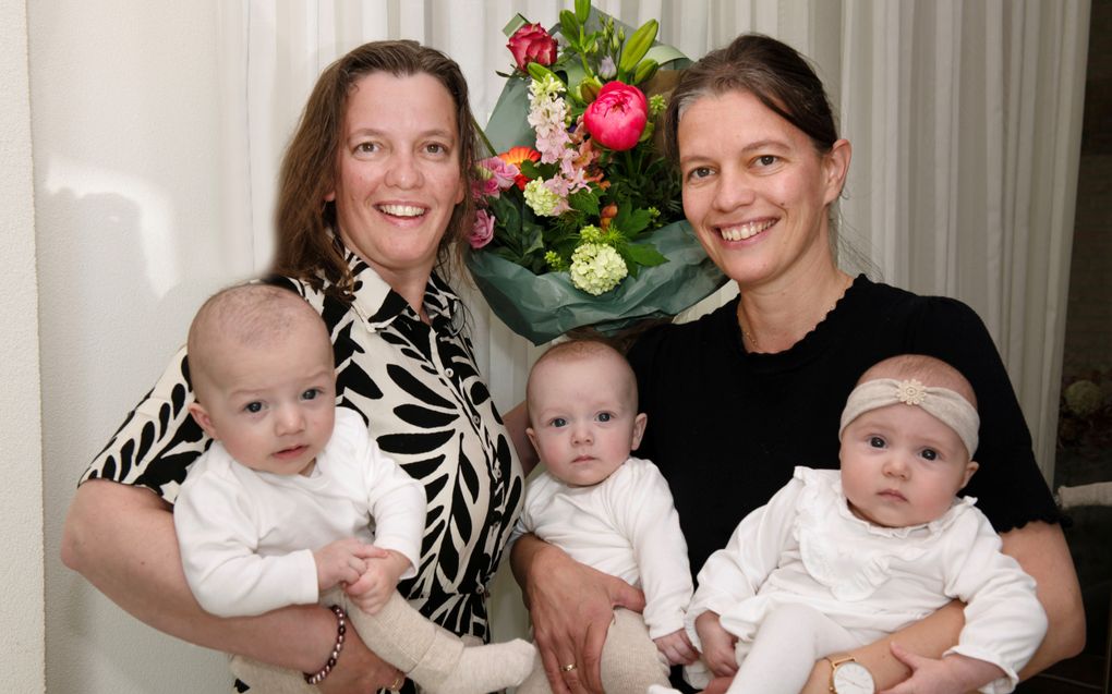 Nelleke van Doorn (r.) geeft een bloemetje aan haar zus Toos
Visser (l.). Die helpt haar zus bij de zorg voor de drieling, v.l.n.r. Frank, Matthijs en Anna. beeld William Hoogteyling