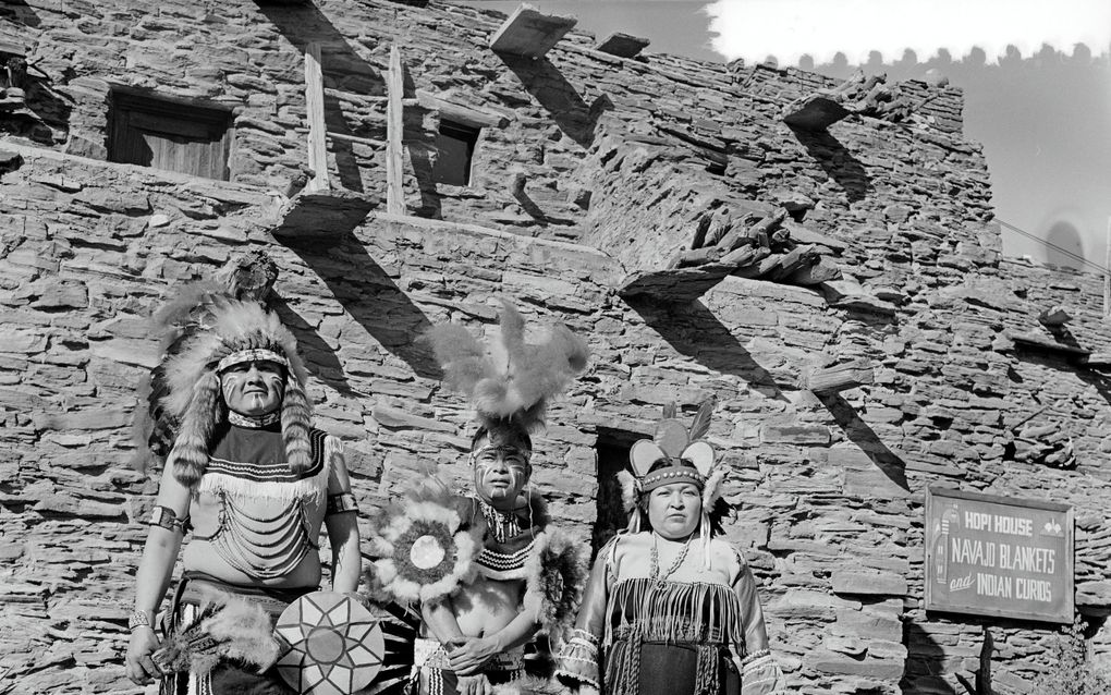 Hopi-indianen in 1967 voor hun huis in Arizona. beeld ANP