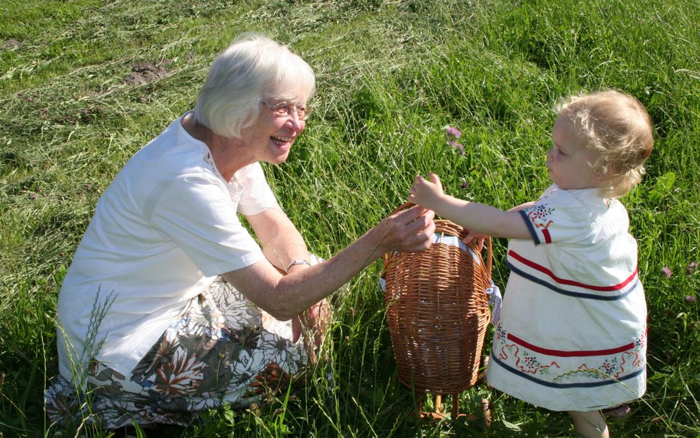 Marijcke Ockhuysen (l.) gaf onlangs een jurkje aan Hanna Mout. Haar moeder naaide het kledingstuk in een jappenkamp en koos bewust de kleuren rood, wit en blauw. Foto RD