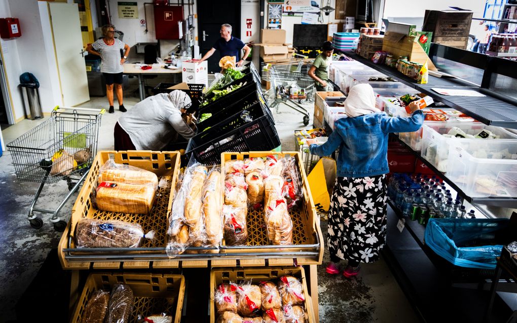 Onderzoekers hebben aangetoond dat er een oorzakelijk verband bestaat tussen armoede en psychische problemen. Op de foto: voedselbank in de Hoeksche Waard. beeld ANP, Jeffrey Groeneweg