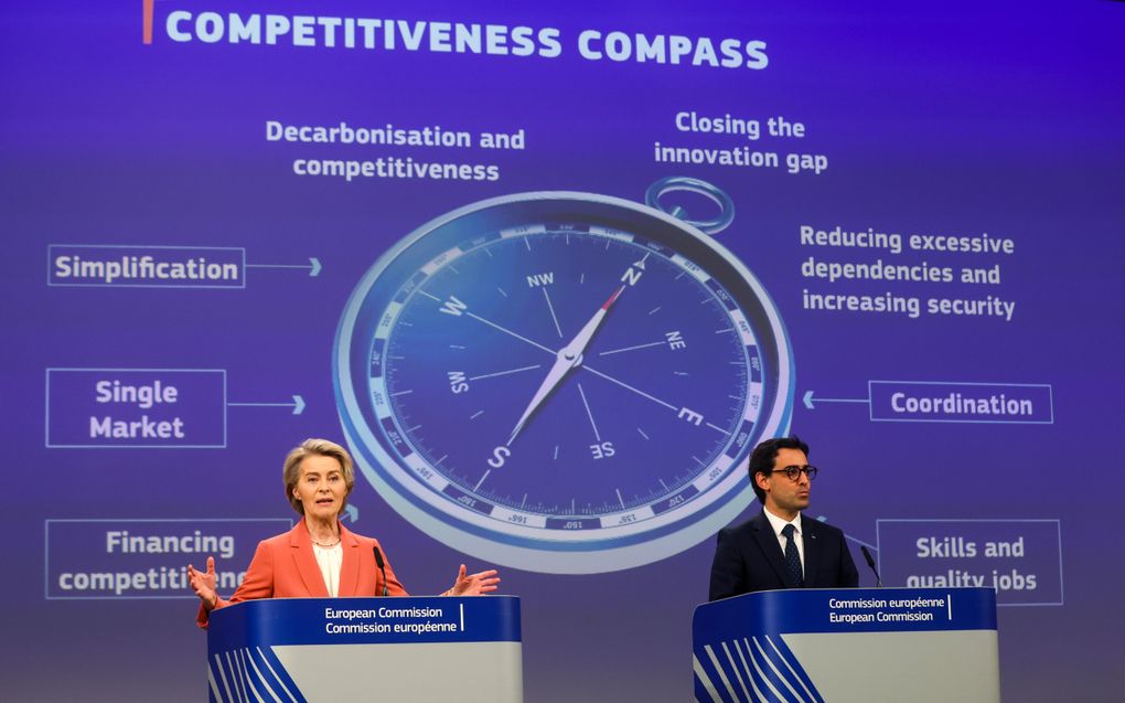 De voorzitter van de Europese Commissie, Ursula von der Leyen (l.), en eurocommissaris Stéphane Séjourné (Industriële strategie) presenteerden woensdag het concurrentiekompas. beeld EPA, Olivier Hoslet