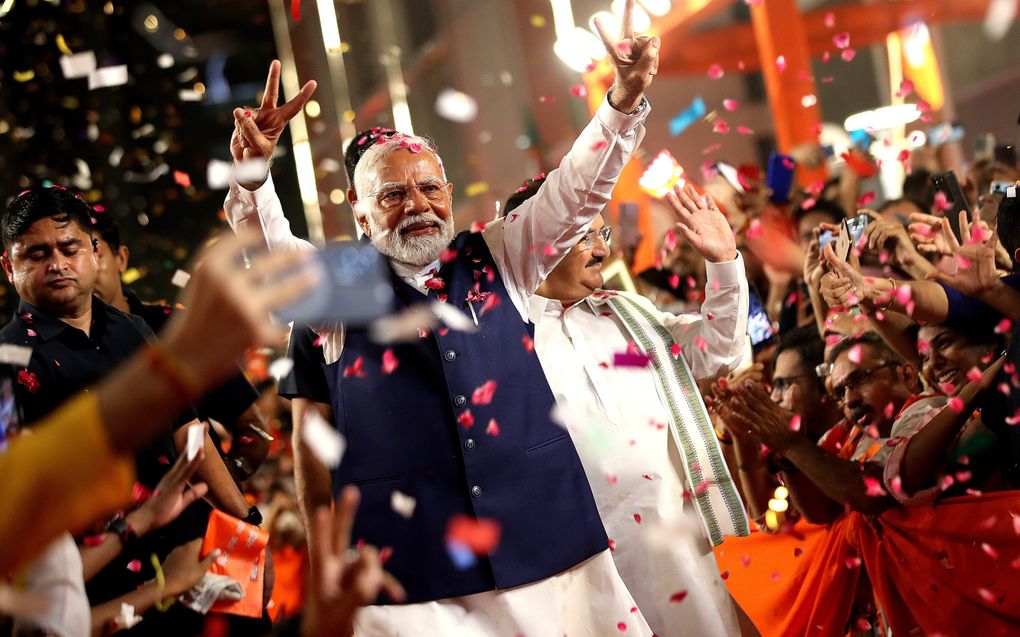 De Indiase premier Narendra Modi viert de overwinning met zijn aanhang. beeld EPA, Harish Tyagi