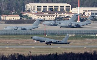 Grijze vliegtuigen op platform van vliegbasis.