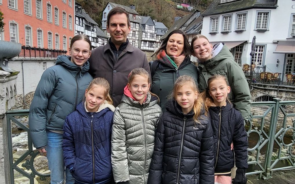 Alex en Anne Adema met hun zes dochters: Ymre, Meike en de vierling Aukje, Eefke, Hiske en Jinthe. beeld familie Adema