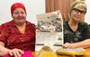 Net als vier jaar geleden zaten  Julia Profor (l.) en Tatiana Beloscuzschi in een zaaltje van de Emmanuelkerk in Balti om sjaals en pantoffels te haken en te breien. beeld RD 