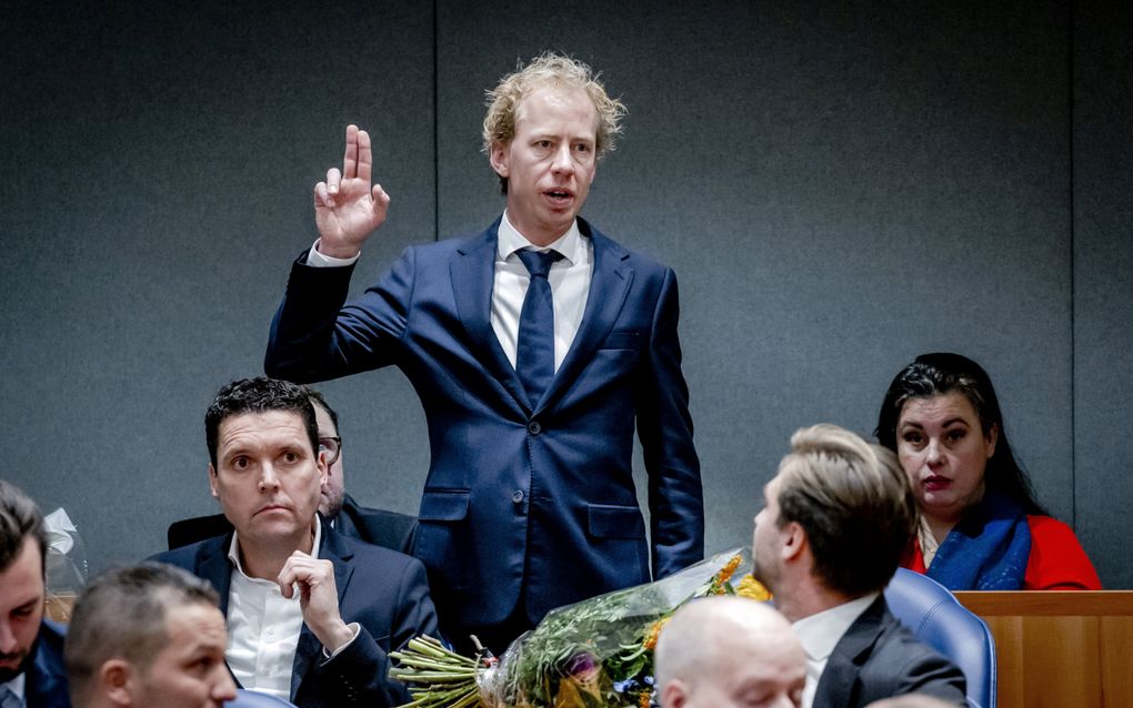 Arend Kisteman (VVD) legt de eed af tijdens de beediging van de nieuwe leden van de Tweede Kamer. beeld ANP, Robin van Lonkhuijsen