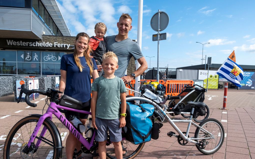 Harmen en Thirza Hoogesteger met hun zoon Sven en dochter Isé aan het begin van hun fietsvakantie bij de Westerschelde Ferry in Vlissingen. beeld Dirk-Jan Gjeltema