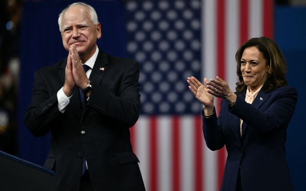 Kamala Harris presenteerde haar running mate, Tim Walz, gisteren op een rally in Pennsylvania. beeld AFP, Brendan Smialowski