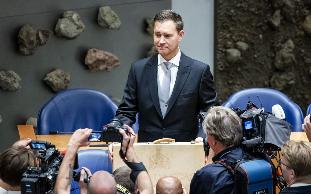 Minister Heinen (Financiën) mocht dinsdag de eerste begroting van het kabinet-Schoof overhandigen aan Tweede Kamervoorzitter Bosma. Hij is „trots” op het eindresultaat. beeld ANP, Remko de Waal