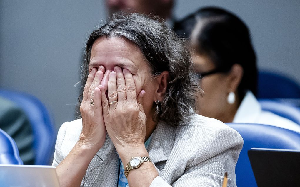 Minister Faber vecht tegen de slaap tijdens de discussie over de inzet van het noodrecht op de tweede dag van de Algemene Politieke Beschouwingen. beeld ANP, Remko de Waal