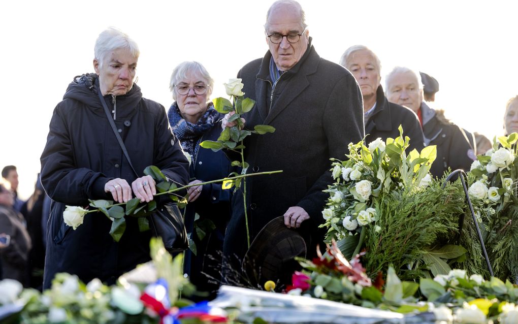 De eerste officiële kranslegging bij het razziamonument in Rotterdam. beeld ANP, Robin van Lonkhuijsen