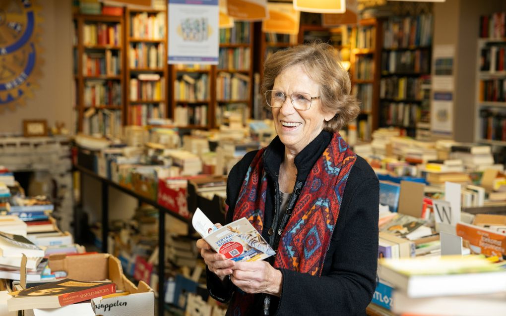 Liesbeth Kromhout met haar vertaalboekjes in de boekwinkel van de Rotaryclub in Rijswijk. beeld Rosalie van der Does