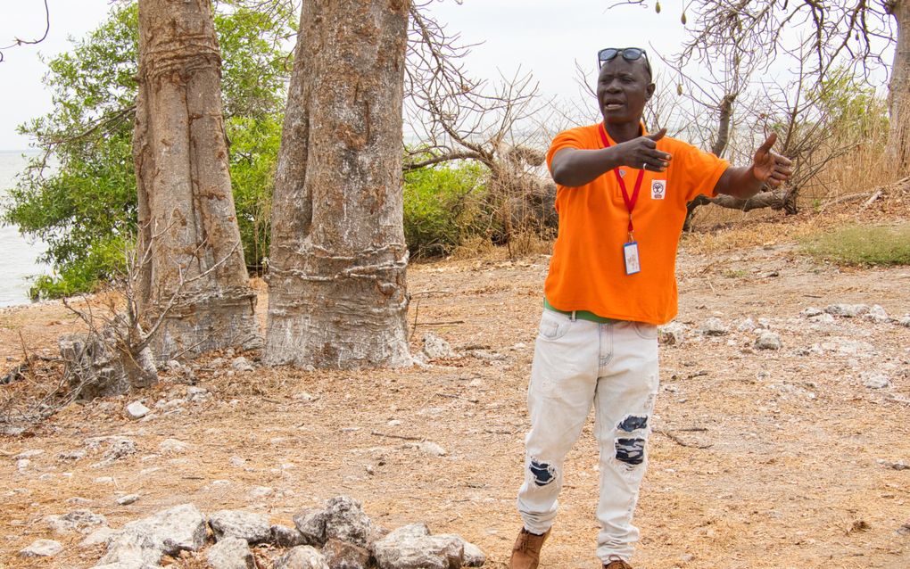 Gids Doudou Mendy bij een vuurplaats op het eiland. beeld RD