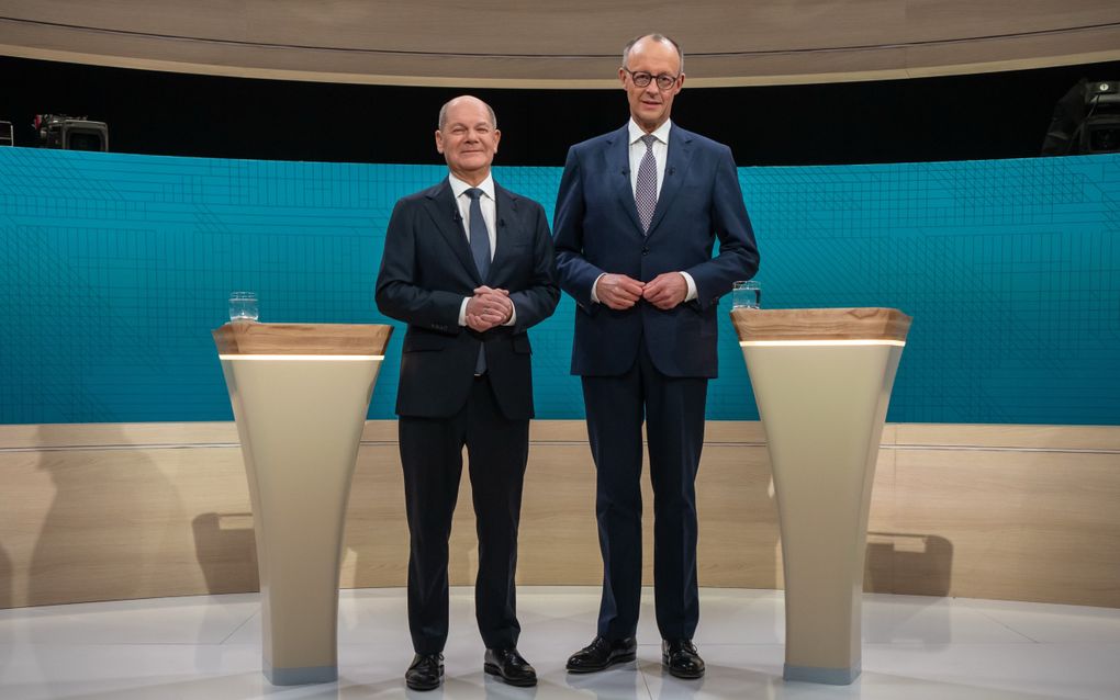 Scholz (links) en Merz (rechts) voor het debat. beeld EPA, MICHAEL KAPPELER