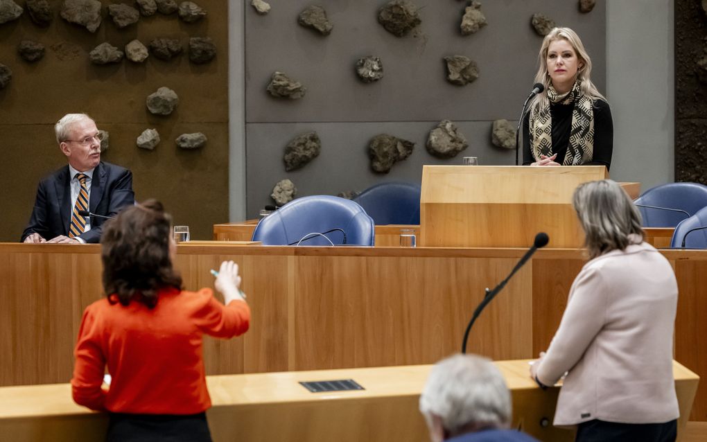 Landbouwminister Femke Wiersma (r.) krijgt tijdens het stikstofdebat een vraag van PvdD-voorvrouw Esther Ouwehand (l.). beeld ANP, Remko de Waal