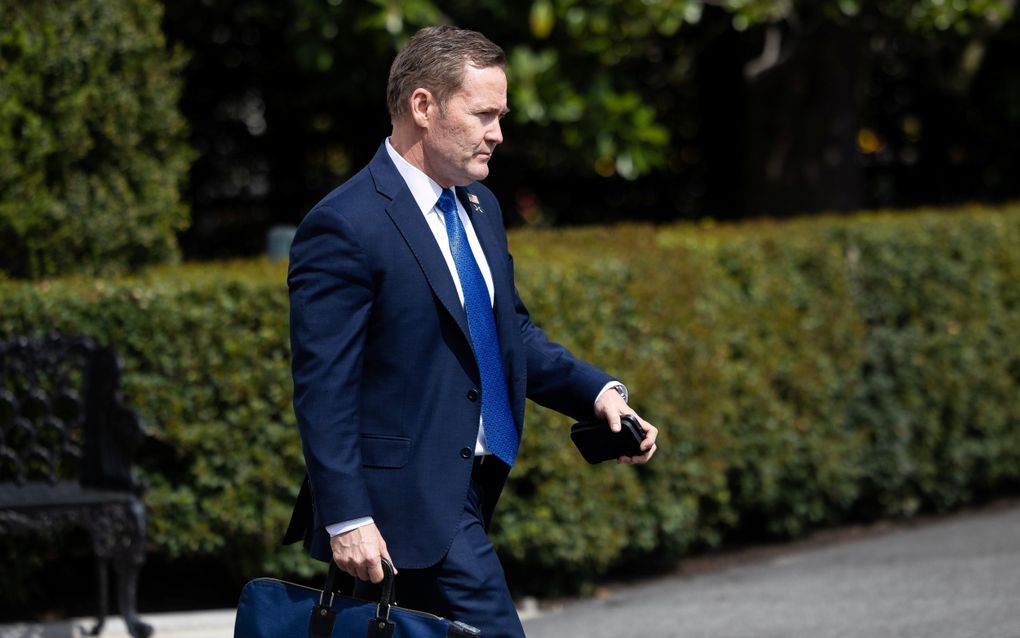 De Amerikaanse nationale veiligheidsadviseur Mike Waltz verlaat het Witte Huis in Washington. beeld EPA, Francis Chung