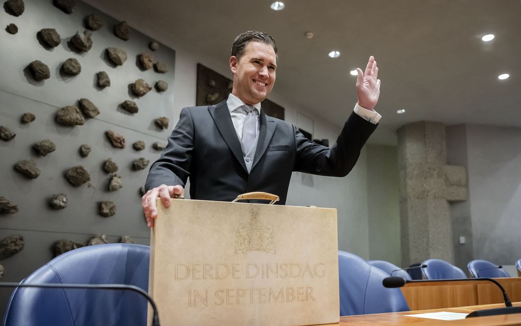 Minister Heinen (Financiën) presenteert in de Tweede Kamer het koffertje met daarin de Miljoenennota en de Rijksbegroting