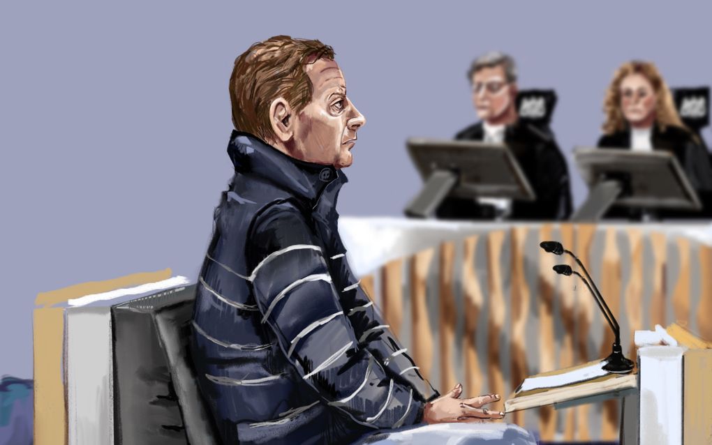 Tekening van man in bodywarmer. Op de achtergrond leden van de rechtbank.