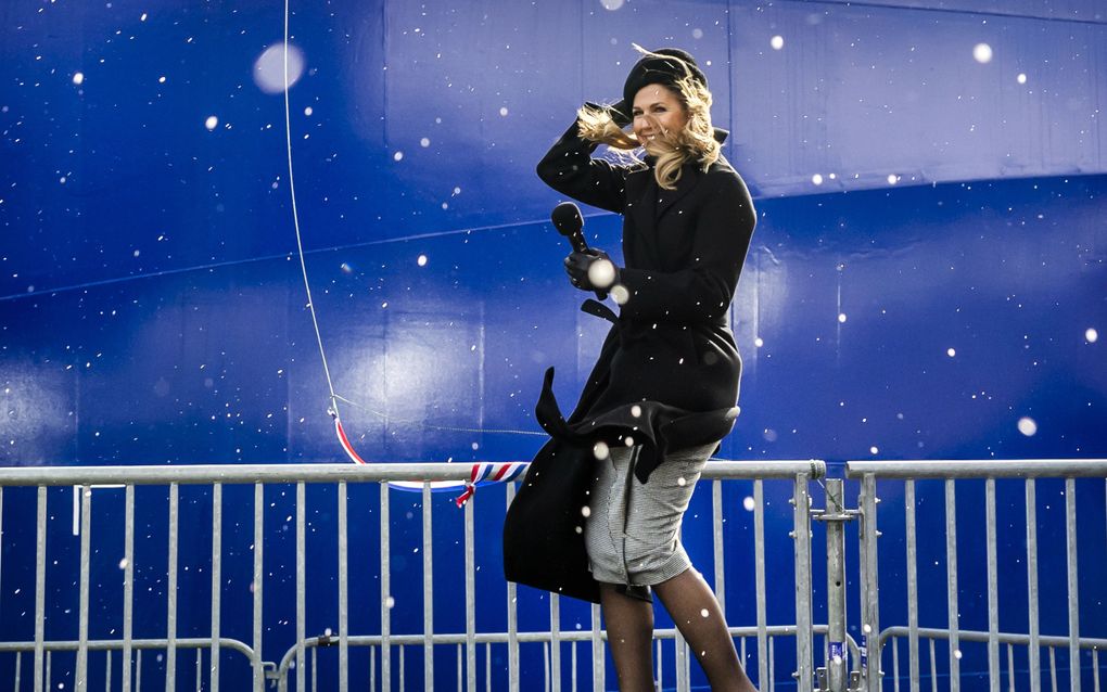 Koningin Máxima krijgt champagnedouche bij scheepsdoop op Texel