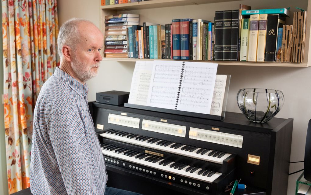 Arie Loonstra achter zijn orgel thuis in Ede. beeld Niek Stam