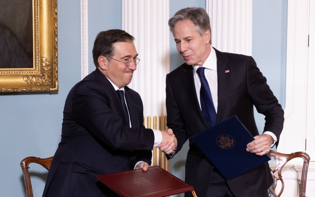 De Spaanse buitenlandminister José Manuel Albares (l.) schudt de hand van zijn Amerikaanse collega Antony Blinken. beeld EPA, Michael Reynolds