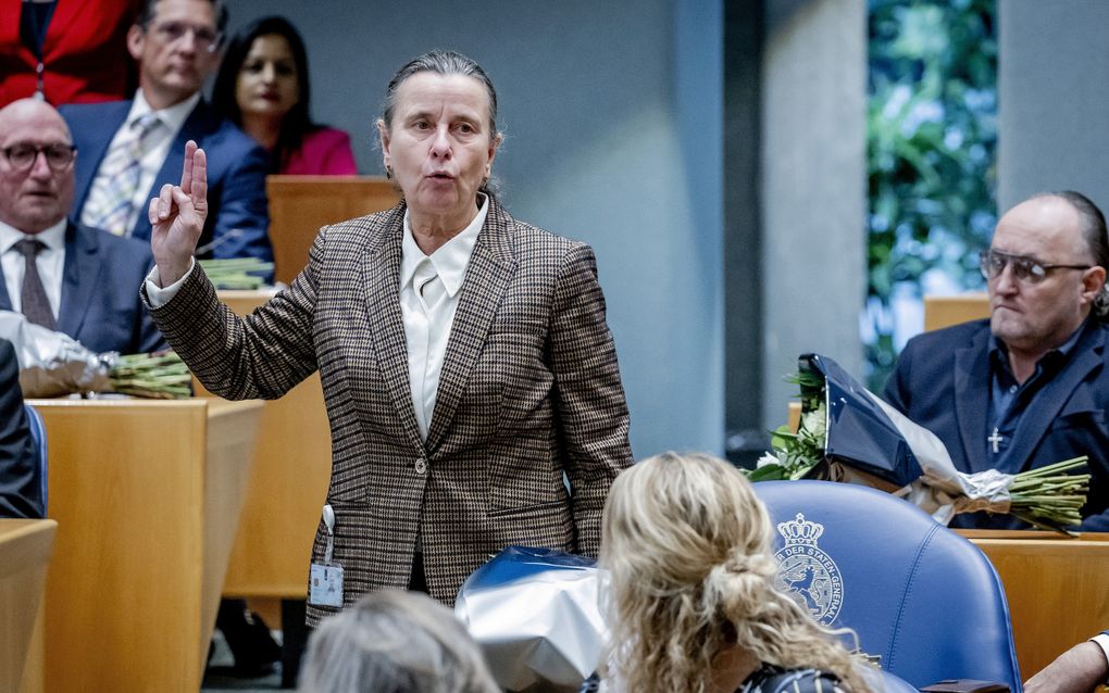 Marjolein Faber-van de Klashorst (PVV) legt de eed af tijdens de beediging van de nieuwe leden van de Tweede Kamer. beeld ANP, Robin van Lonkhuijsen 