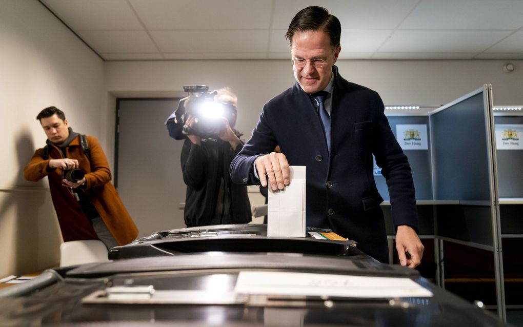 Premier Mark Rutte heeft woensdag gestemd voor de gemeenteraadsverkiezingen. Dat deed de VVD-voorman op zijn oude basisschool, Schoolvereniging Wolters in Den Haag. beeld ANP, Bart Maat 