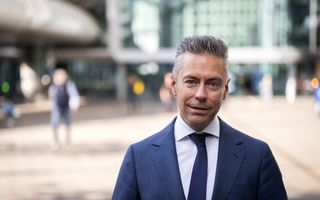SGP-lijsttrekker Chris Stoffer in een blauw pak met blauwe stropdas. 