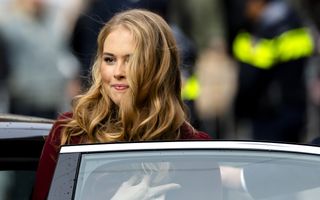 Vrouw met donkerblond haar stapt uit de auto.