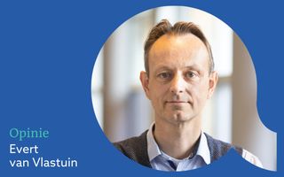 man in blauw pak wordt toegesproken door man in wit pak