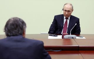 De Russische president Vladimir Poetin ontmoet Rafael Grossi, hoofd van het Internationaal Atoomagentschap (IAEA), in Sochi. beeld AFP, Valery Sharifulin