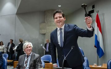 De VVD’er Thom van Campen met de voorzittershamer van de Tweede Kamer.