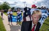 Aanhangers van Trump wachten op zijn komst. beeld AFP, Jim Vondruska