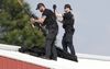 Scherpschutters installeren zich op een dak in Butler, waar zaterdag een aanslag op Donald Trump werd gepleegd. beeld EPA, David Maxwell
