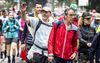 Verregende wandelaars arriveren bij de finish  op de tweede dag van de Nijmeegse Vierdaagse, 21 juli 2022. De man in het rood lijkt een scheefloper. beeld ANP, Rob Engelaar