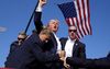 De foto van een bebloede Donald Trump met zijn vuist in de lucht werd direct hét beeld van de mislukte moordaanslag. beeld AP, Evan Vucci