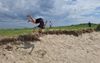 De 11-jarige Thobin van der Maas maakt een salto op het strand van Ouwerkerk, Schouwen-Duiveland. beeld familie Van der Maas