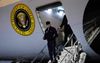 De Amerikaanse president Joe Biden verlaat het regeringsvliegtuig Air Force One. beeld AFP, Kent Nishimura