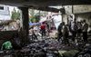 Palestijnen inspecteren zaterdag de ruïnes van de Al-Taba’eenschool in Gaza. Minstens 93 mensen zouden zijn omgekomen bij een Israëlische aanval op het complex. beeld EPA, Mahmoud Zaki